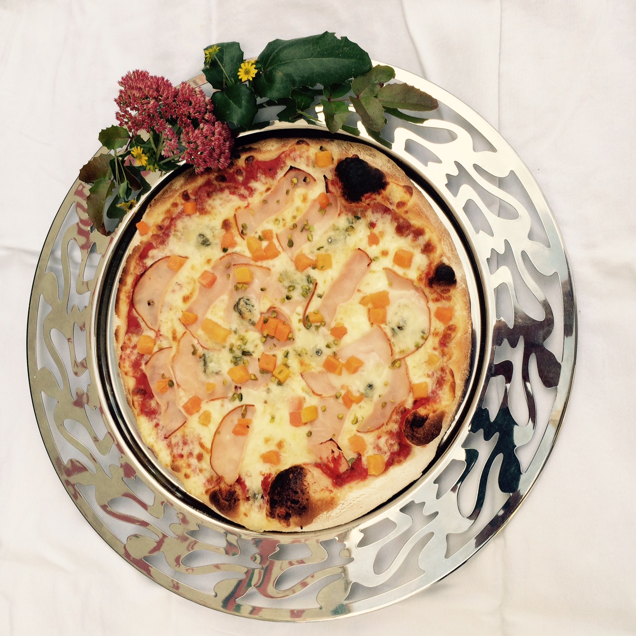 Monatspizza mit Kürbis und Gorgonzola
