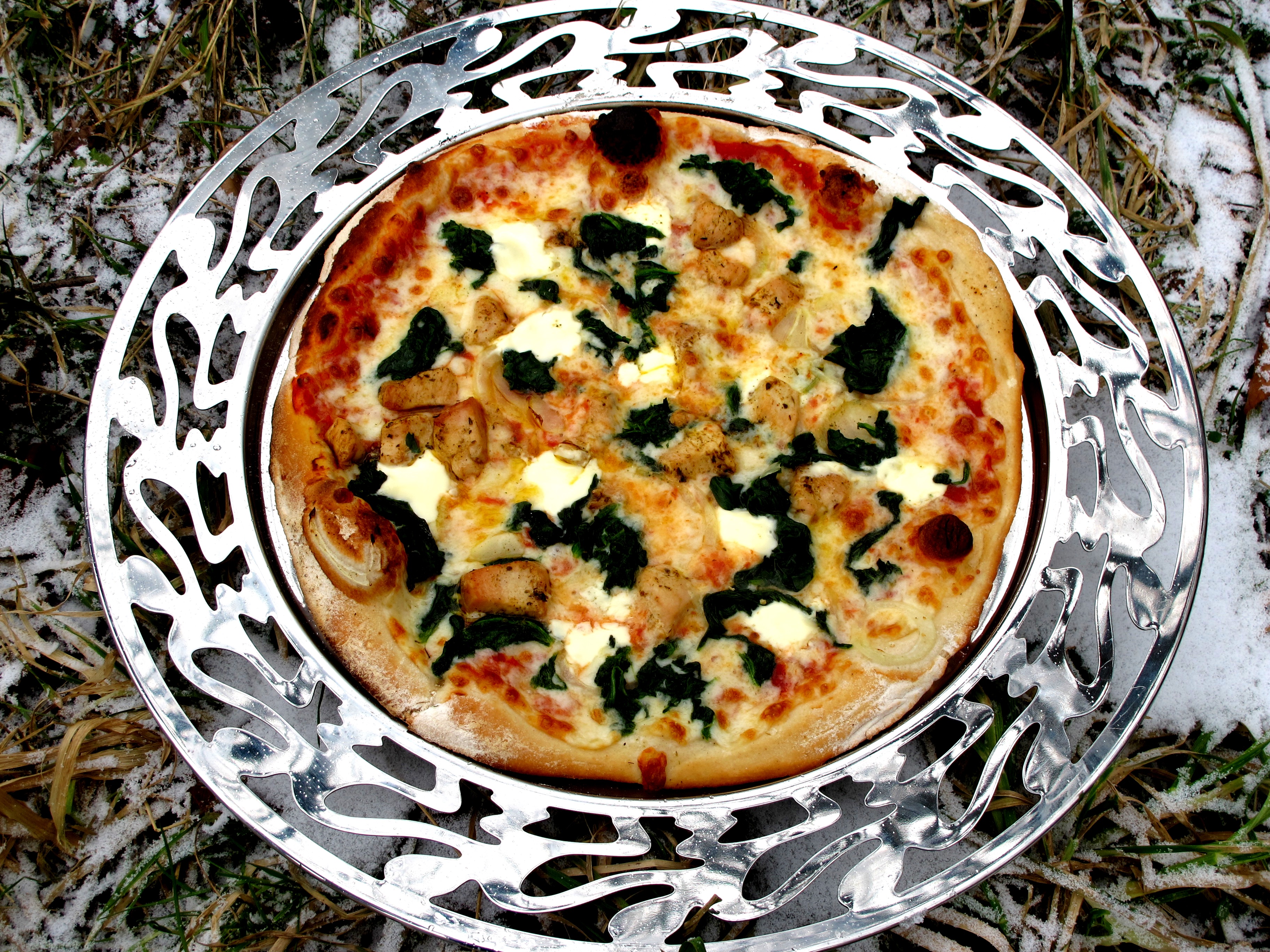 Monatspizza mit Poulet und Spinat
